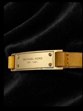 ⚜️MICHAEL KORS Stunning Khaki Tan Textured Leather and Gold  Engraved Plaque⚜️